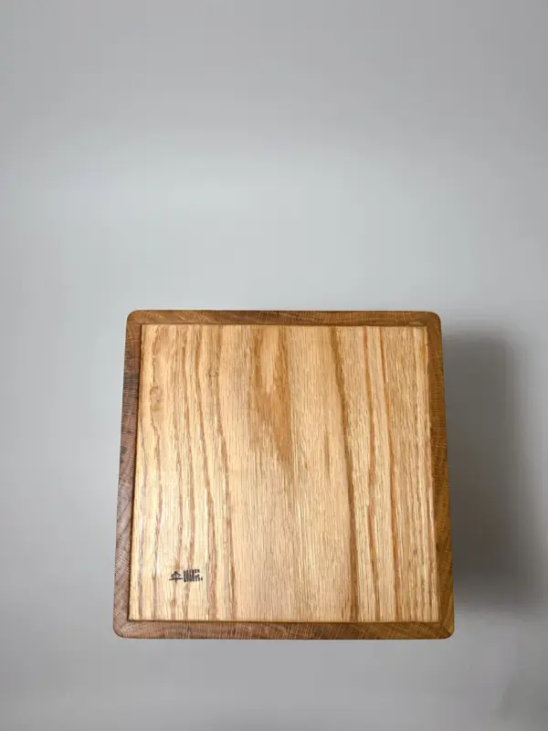 Red oak flippity-top wood trash can bin Red oak flippity-top wood trash can bin bottom view