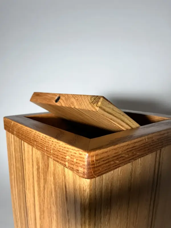 Red oak flippity-top wood trash can bin Red oak flippity-top wood trash can bin with the removable lid