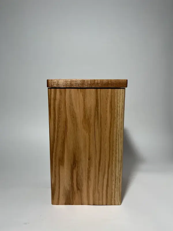 Red oak flippity-top wood trash can bin Red oak flippity-top wood trash can bin with the removable lid front view