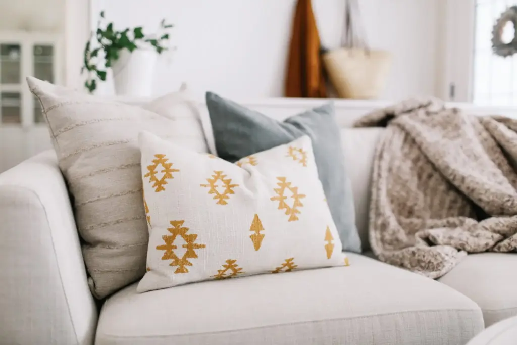 8 easy ways on how to decorate a wooden sofa like a pro How to decorate a wooden sofa